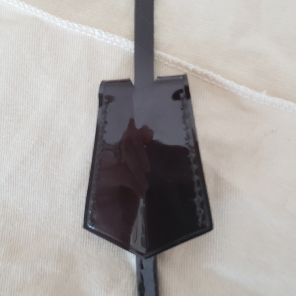 Authentic Louis Vuitton Amarante Vernis Clochette - Picture 3 of 6